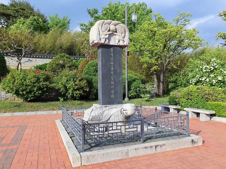 오죽헌 경내의 옛 살림집