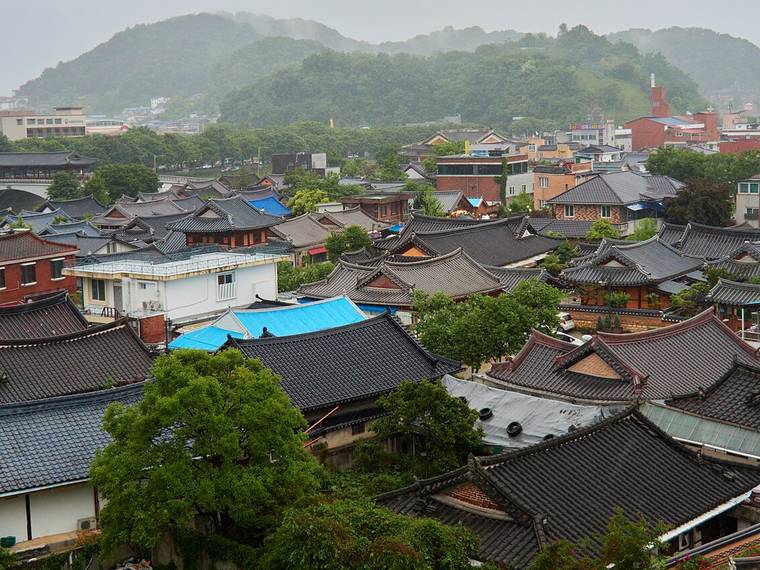 기와지붕이 이어지는 전주 한옥마을 골목
