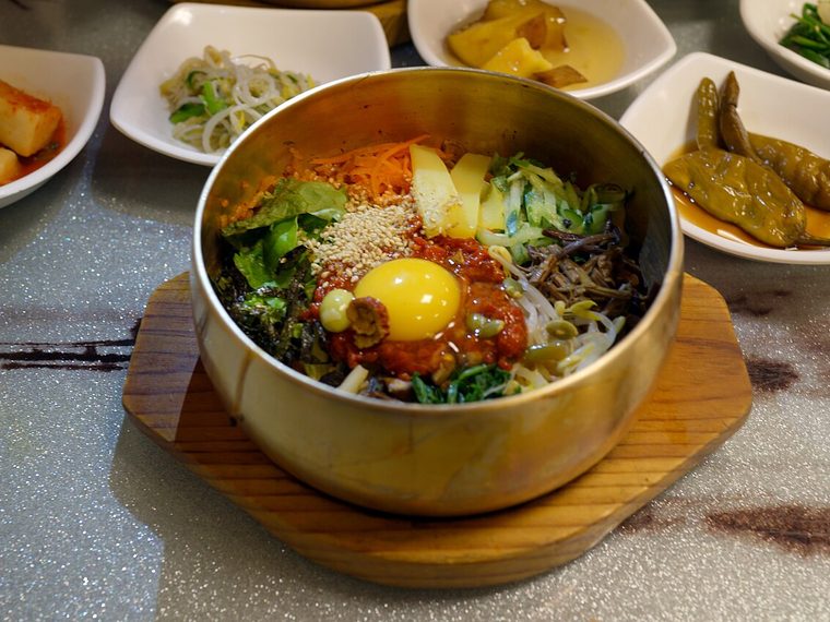 놋그릇에 담아 낸 전주비빔밥 한 상