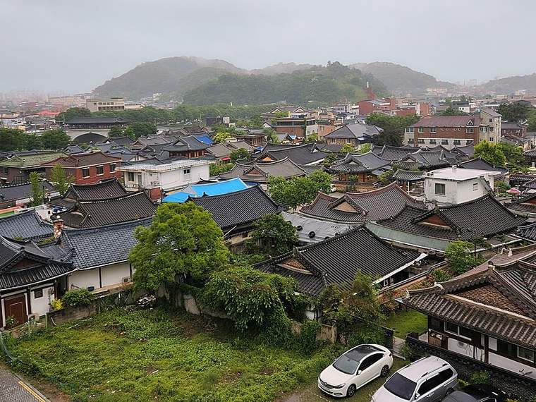 기와지붕이 빼곡한 전주 한옥마을 전경