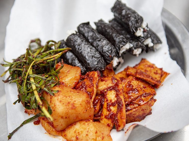 김밥과 무김치, 오징어무침을 함께 낸 충무김밥 한 상