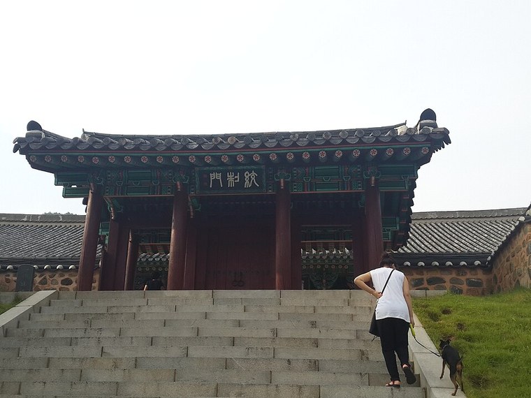 여수 진남관 외삼문과 돌담