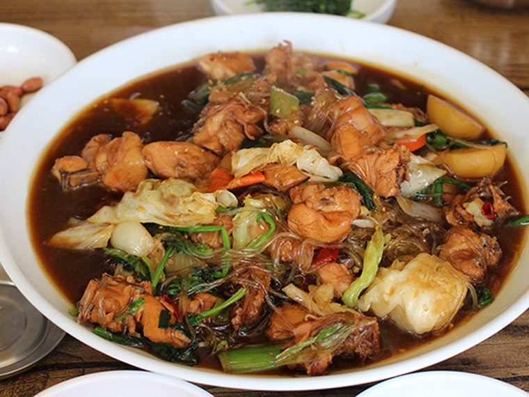 큼직한 닭고기와 채소, 당면을 간장에 조린 안동찜닭