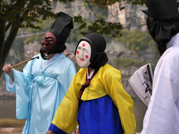 하회별신굿탈놀이 공연 장면 — 탈을 쓰고 한복을 입은 연희자들