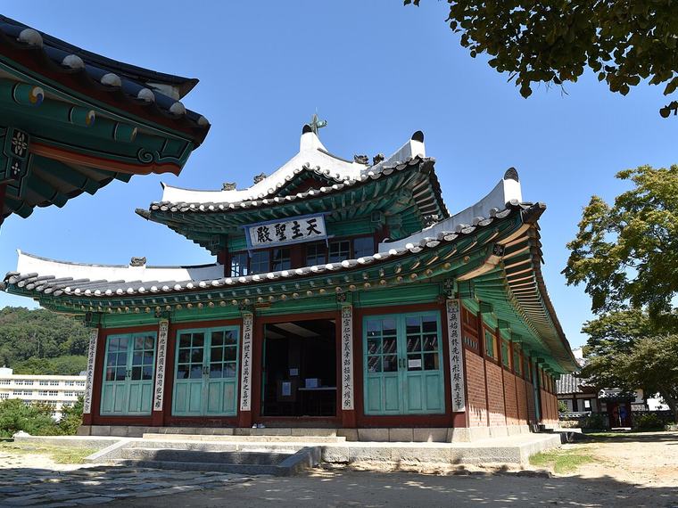 기와지붕과 나무 기둥으로 지은 한옥 형태의 대한성공회 강화성당