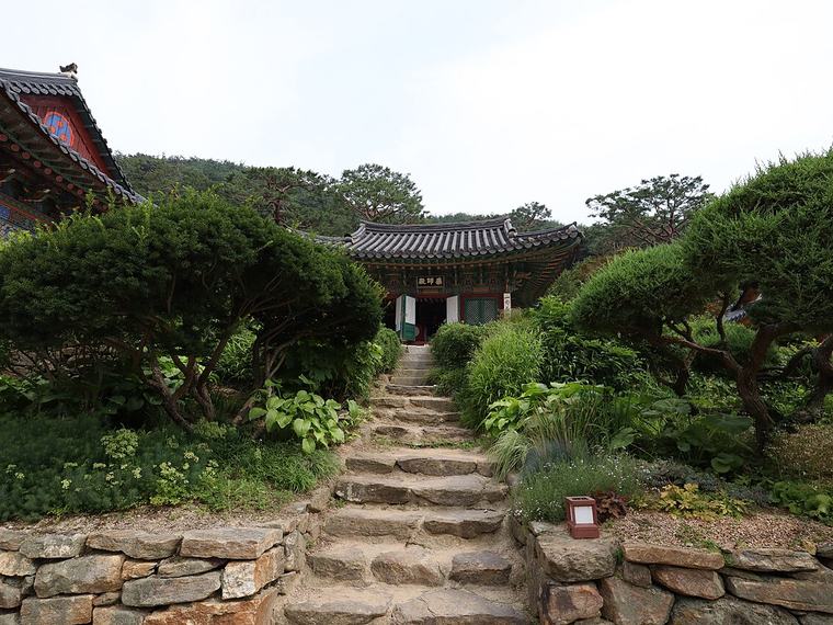 전등사 경내로 오르는 돌계단과 그 위에 자리한 전각