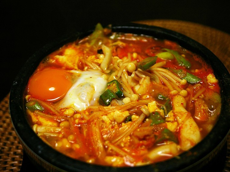 뚝배기에 끓인 순두부찌개