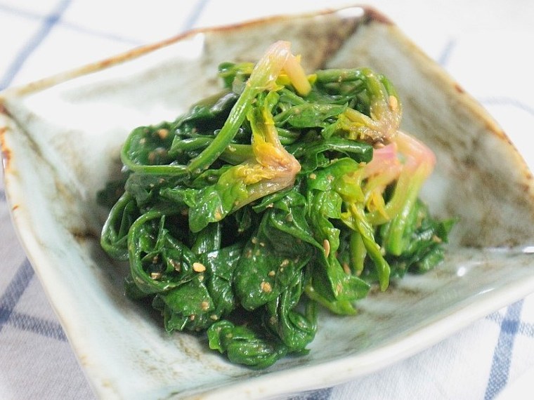 참기름과 소금으로 무친 시금치나물 한 접시