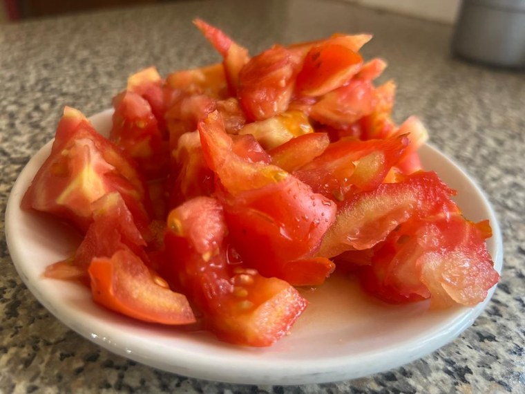 접시에 썰어 담은 붉은 토마토