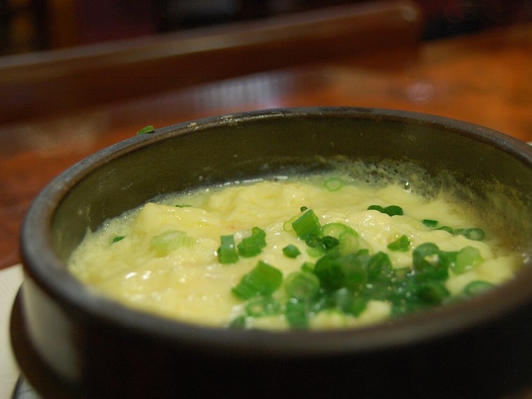 뚝배기에 담긴 부드러운 계란찜